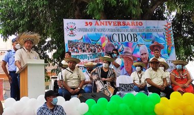 IPELC FELICITA A LA CIDOB EN SUS 39 AÑOS DE TRAYECTORIA Y PRESENTA UNA OFRENDA FLORAL.