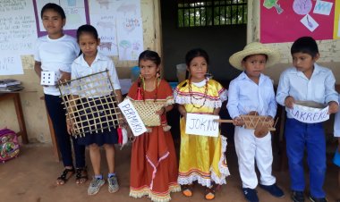 Feria Educativa implementación de la Lengua Originaria en las U.E. del núcleo San Pablo, Distrito San Joaquín Puerto Siles producto del taller de alfabetización.