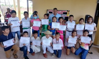 FERIA EXPOSITIVA Y ENTREGA DE CERTIFICADOS DE LOS CURSOS DE VERANO MOJEÑO TRINITARIO APRENDIENDO MI IDIOMA