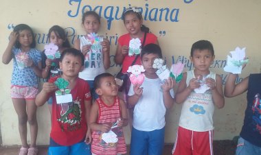 Niñas y niños de Nido Bilingüe Joaquiniano, elaboraron tarjetas de felicitación para la Nena (Mamá) usando su propia creatividad, expresando sus mejores deseos en nuestro idioma, EJWO´IN SESEKI NENA (feliz día Mamá)