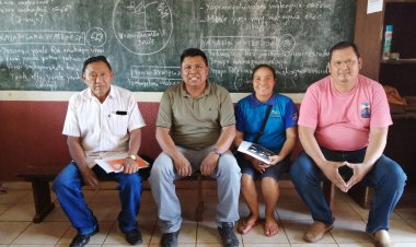 Equipo de Maestros Trabajando en la Elaboración de Texto para el 5to de Primaria en Lengua Gwarayu