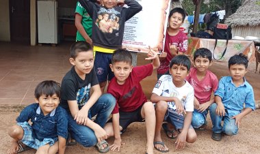 NIDOS BILINGUES TO ALTAGRACIAYE PRACTICAN  EL HIMNO NACIONAL EN IDIOMA BAURE.