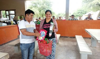 JUGUISHA GUASU ENTREGA CANASTON A LAS MUJERES DEL PUEBLO TAPIETE Y A LA TÉCNICO DEL ILC-TAPIETE