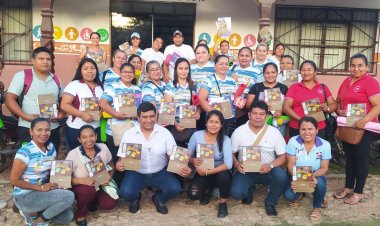 ENTREGA DE TEXTO PIANGI, A LAS MAESTRAS Y MAESTROS DEL NIVEL INICIAL EN FAMILIA COMUNITARIA VOCACIONAL DEL DISTRITO DE ASCENSIÓN
