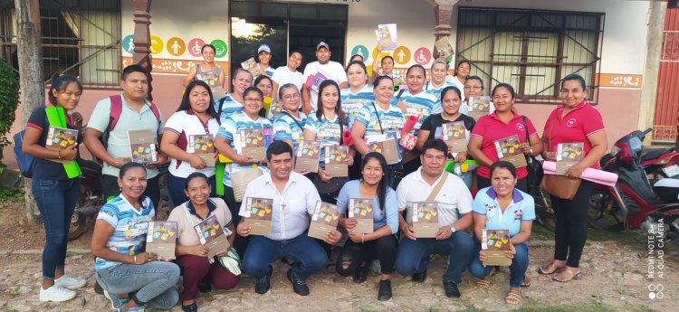 ENTREGA DE TEXTO PIANGI, A LAS MAESTRAS Y MAESTROS DEL NIVEL INICIAL EN FAMILIA COMUNITARIA VOCACIONAL DEL DISTRITO DE ASCENSIÓN