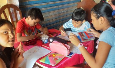 Desarrollo de la Lengua Joaquiniana tomando en cuanta el Calendario Festivo, los niños preparan mensajes de Felicitación para las Madres.