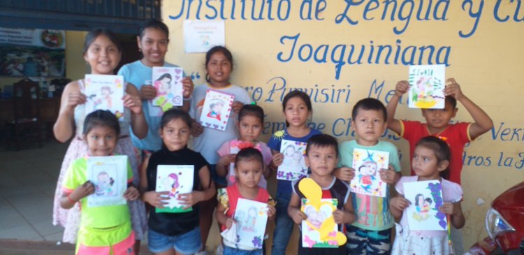 Desarrollo de la Lengua Joaquiniana tomando en cuanta el Calendario Festivo, los niños preparan mensajes de Felicitación para las Madres.