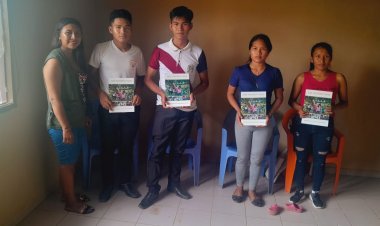 Entrega de materiales escritos en lengua originaria yurakaré