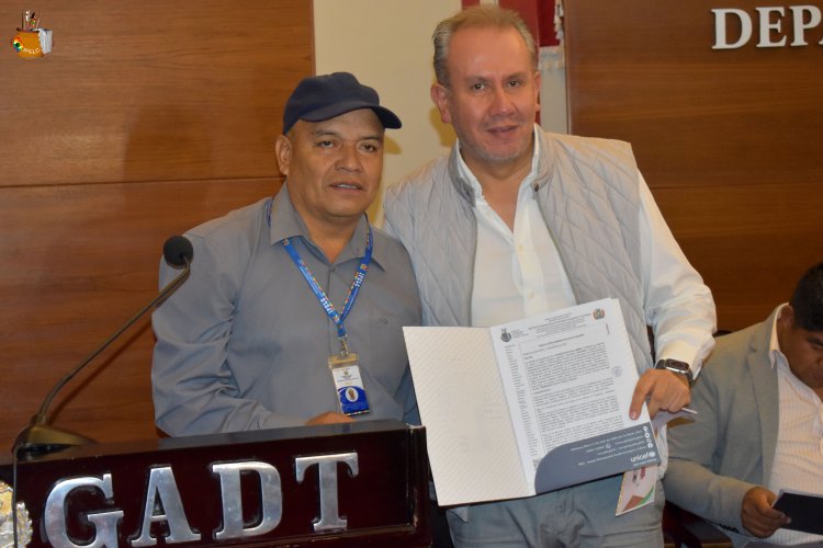 EL IPELC ENTREGA LA RESOLUCIÓN ADMINISTRATIVA N° 004/2024, QUE OFICIALIZA LA TRADUCCIÓN DEL HIMNO A TARIJA EN LENGUA GUARANI.