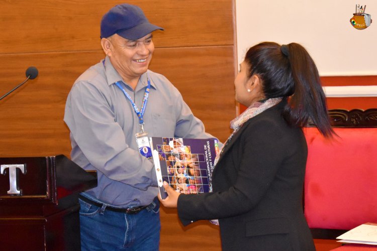EL IPELC ENTREGA LA RESOLUCIÓN ADMINISTRATIVA N° 004/2024, QUE OFICIALIZA LA TRADUCCIÓN DEL HIMNO A TARIJA EN LENGUA GUARANI.