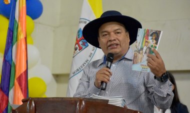 El IPELC entrega el Himno Nacional traducido en 37 lenguas originarias, en acto especial por los 66 Aniversario de la ESFM Enrique Finot