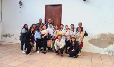 ILC - Quechua. "Tomas Katari- Kurusa Llawi" Qhichwa Runa Simi Kawsay jatun wasi, qhichwa simita ñawpa t'aqapi yachakuqkuna kayjinamanta tukuchaykunku.