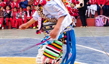 ILC - Quechua. "Tomas Katari- Kurusa Llawi" Qhichwa Runa Simi Kawsay jatun wasi,  (ILCQ), Quchapampa, Chukichaka, P'utuqsi kitipi ima  ERCE- OPCE 2026 qhawariy kamachiy llamk’ay ruwayninkupi  yanapakuchkan, kay yanapakuyninwan  imayna yachaywasikunapi yachaqay llamk’ay thatkiskan chayta yachanapaq, chaypaqtaq juk llamk'ana wasijina llamk'arispa kachkanku.