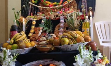 El ILCNA IPELC recibe a las almas con un tradicional altar de Todos Santos y música de alma pinkillo