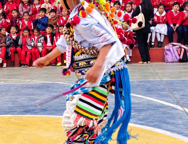 ILC - Quechua. "Tomas Katari- Kurusa Llawi" Qhichwa Runa Simi Kawsay jatun wasi,  (ILCQ), Quchapampa, Chukichaka, P'utuqsi kitipi ima  ERCE- OPCE 2026 qhawariy kamachiy llamk’ay ruwayninkupi  yanapakuchkan, kay yanapakuyninwan  imayna yachaywasikunapi yachaqay llamk’ay thatkiskan chayta yachanapaq, chaypaqtaq juk llamk'ana wasijina llamk'arispa kachkanku.