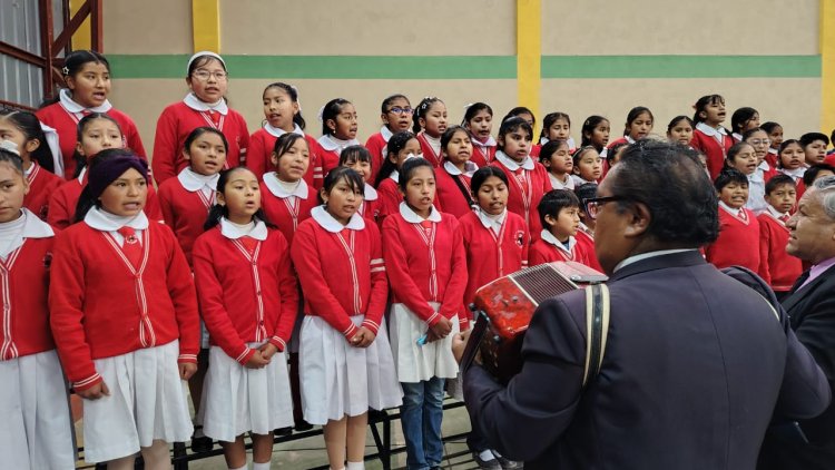 ILC - Quechua. "Tomas Katari- Kurusa Llawi" Qhichwa Runa Simi Kawsay jatun wasi,  (ILCQ), Quchapampa, Chukichaka, P'utuqsi kitipi ima  ERCE- OPCE 2026 qhawariy kamachiy llamk’ay ruwayninkupi  yanapakuchkan, kay yanapakuyninwan  imayna yachaywasikunapi yachaqay llamk’ay thatkiskan chayta yachanapaq, chaypaqtaq juk llamk'ana wasijina llamk'arispa kachkanku.