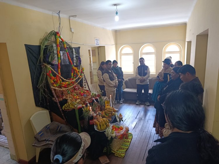 El ILCNA IPELC recibe a las almas con un tradicional altar de Todos Santos y música de alma pinkillo